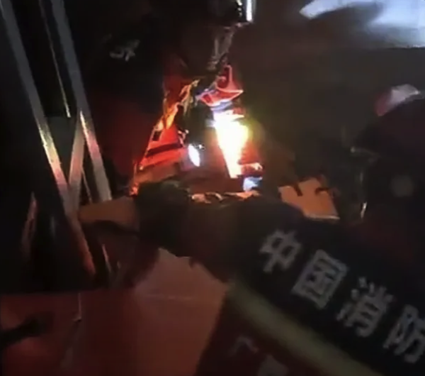 咸阳股票配资 两名工人坠落电梯井 消防紧急救援